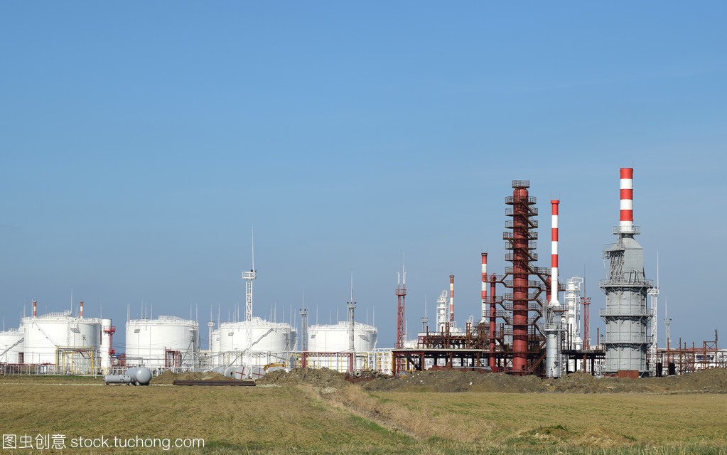 炼油厂核心设备 精馏塔与管道的协同作用与维护